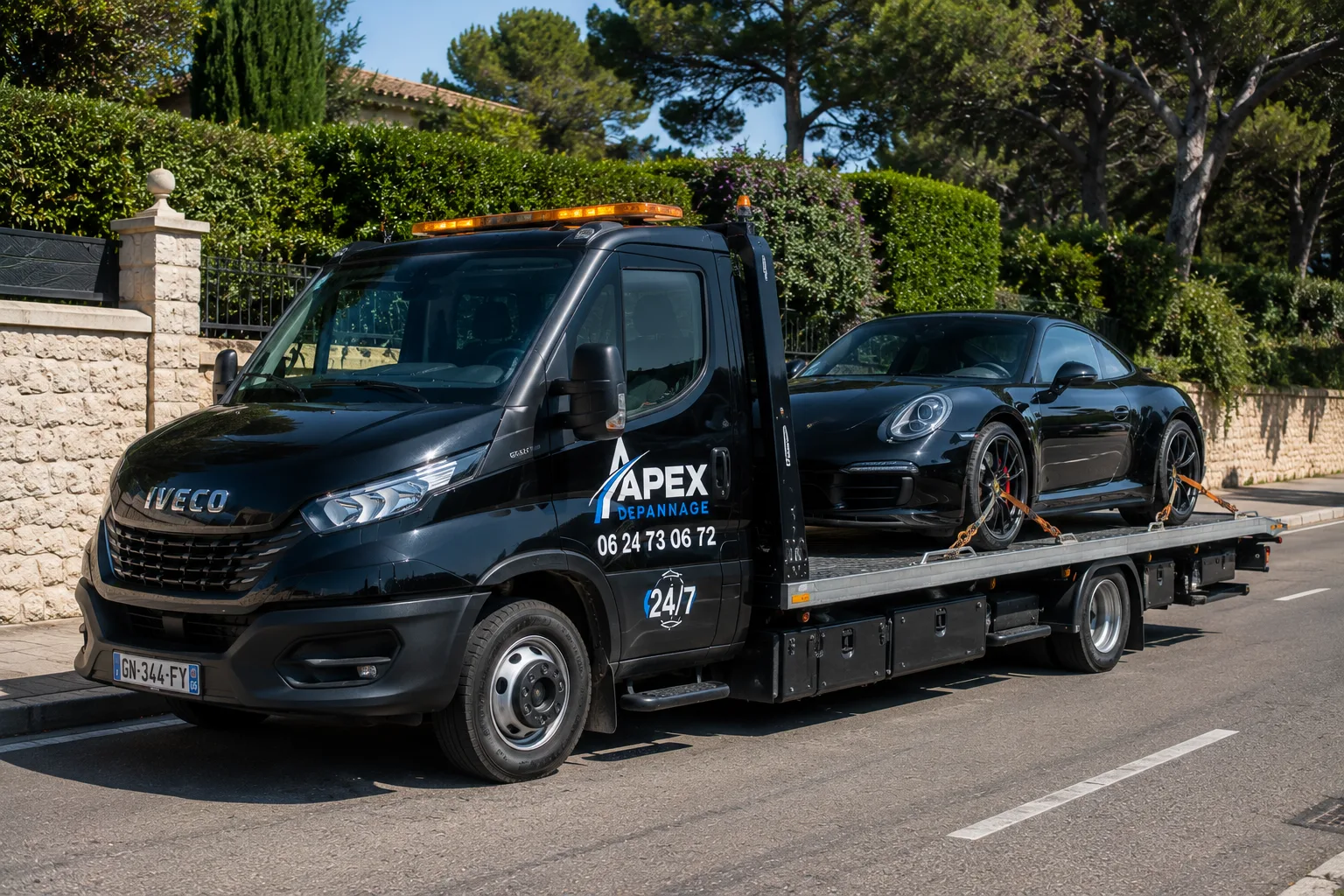 Camion plateau Apex avec Porsche sur la Côte d'Azur